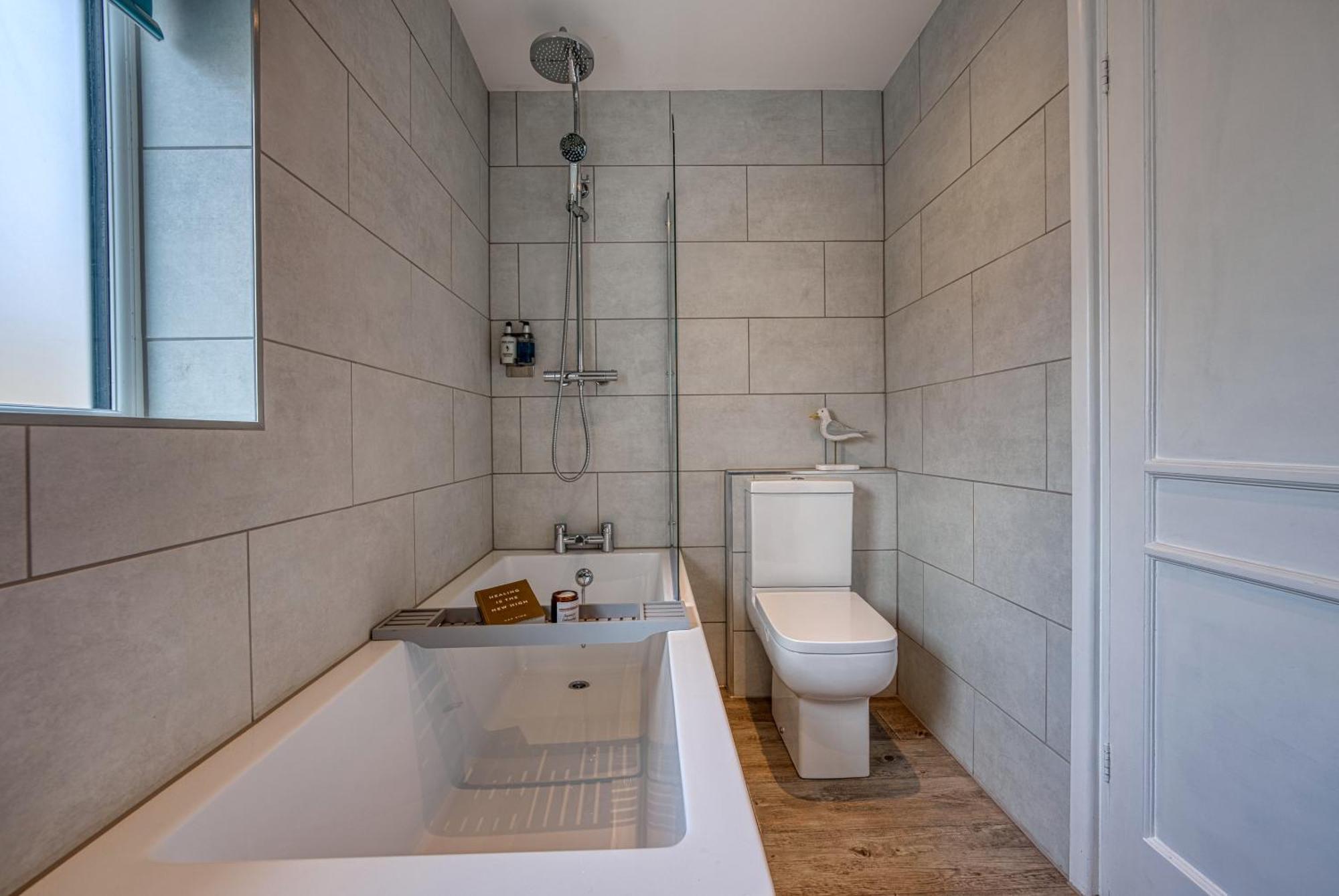 2 Bedrooms Modern, Stunning & Stylish Contractor House, Prime Portsmouth Location With Free Parking Permit, Summer Special Offer!! - By Blue Puffin Stays Dış mekan fotoğraf